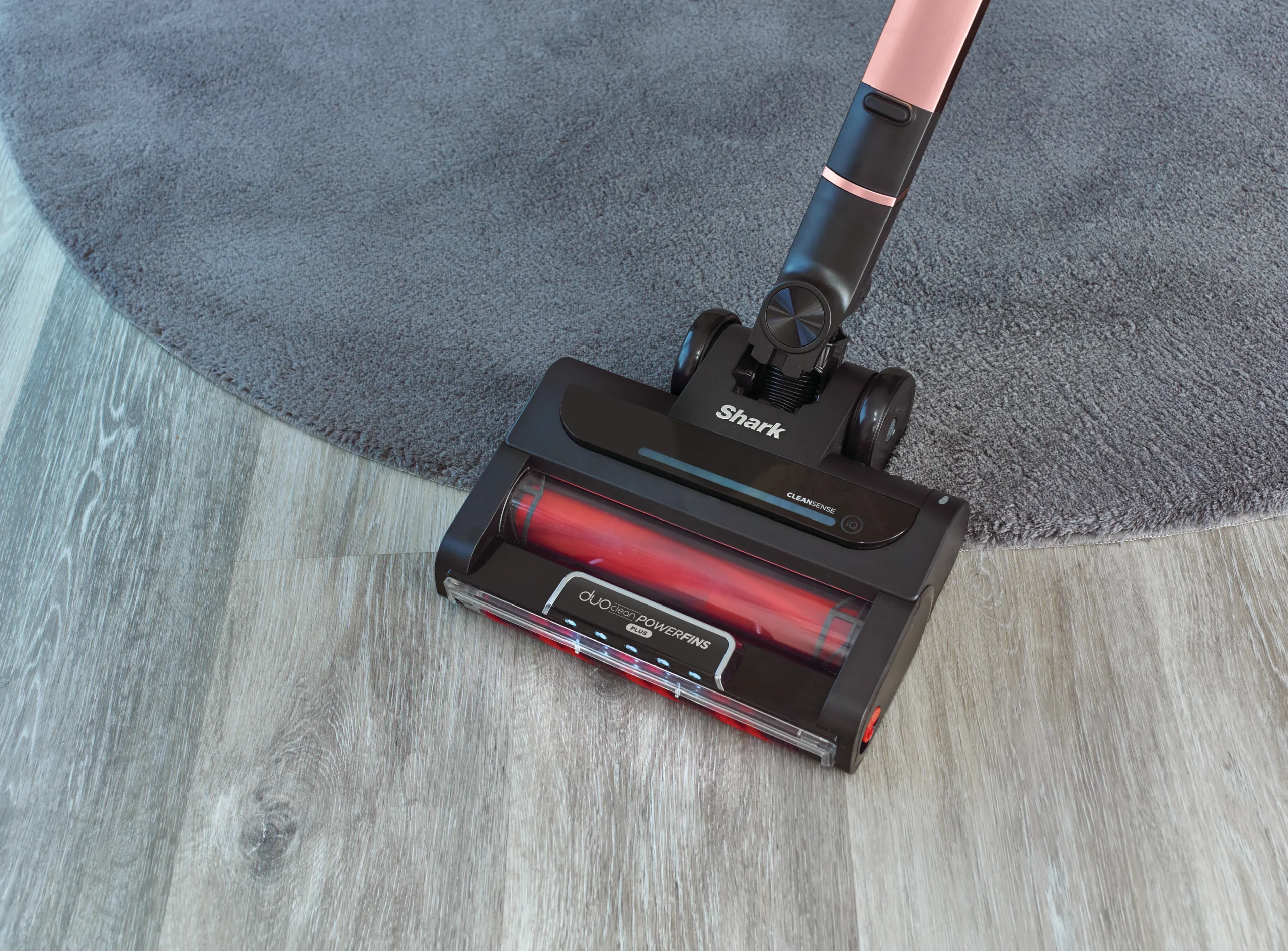 DAT-IZ400EU_In Use_Living Room_Carpet to Hard Floor_Close Up_CMYK