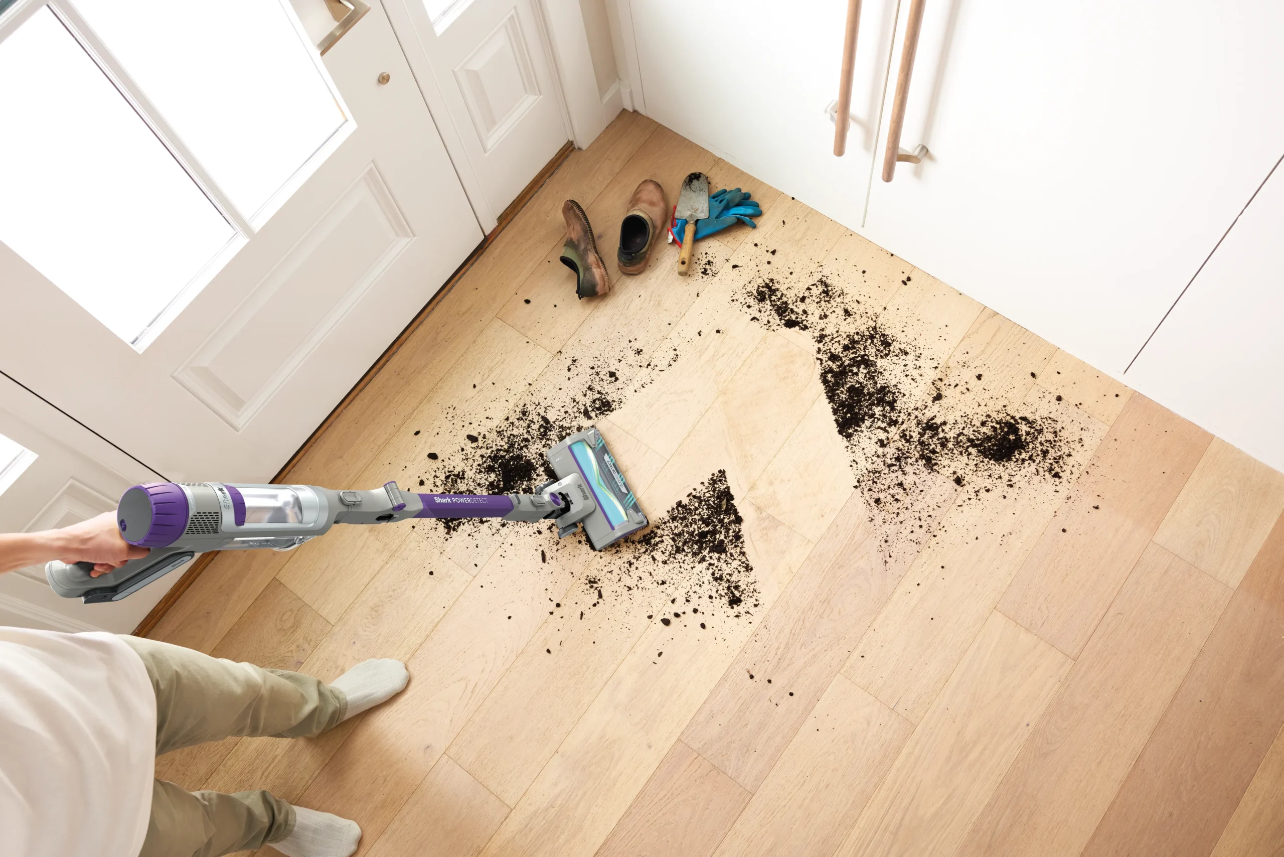 DAT-R_IP1251_UKTEUTMET_InUse_Entranceway_ReverseCleaning_Man