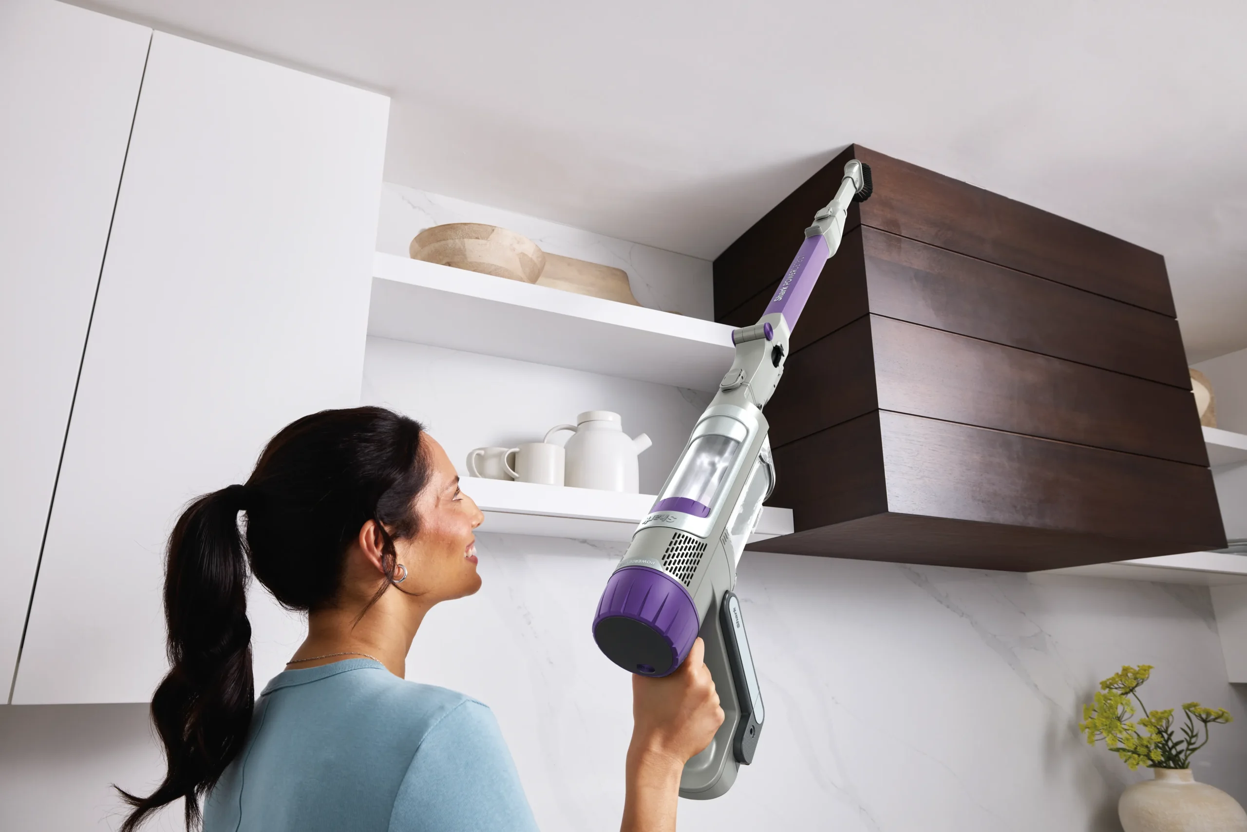 DAT-R_IP1251_UKTEUTMET_InUse_Kitchen_AboveFloor_DusterCreviceTool_Woman (1)