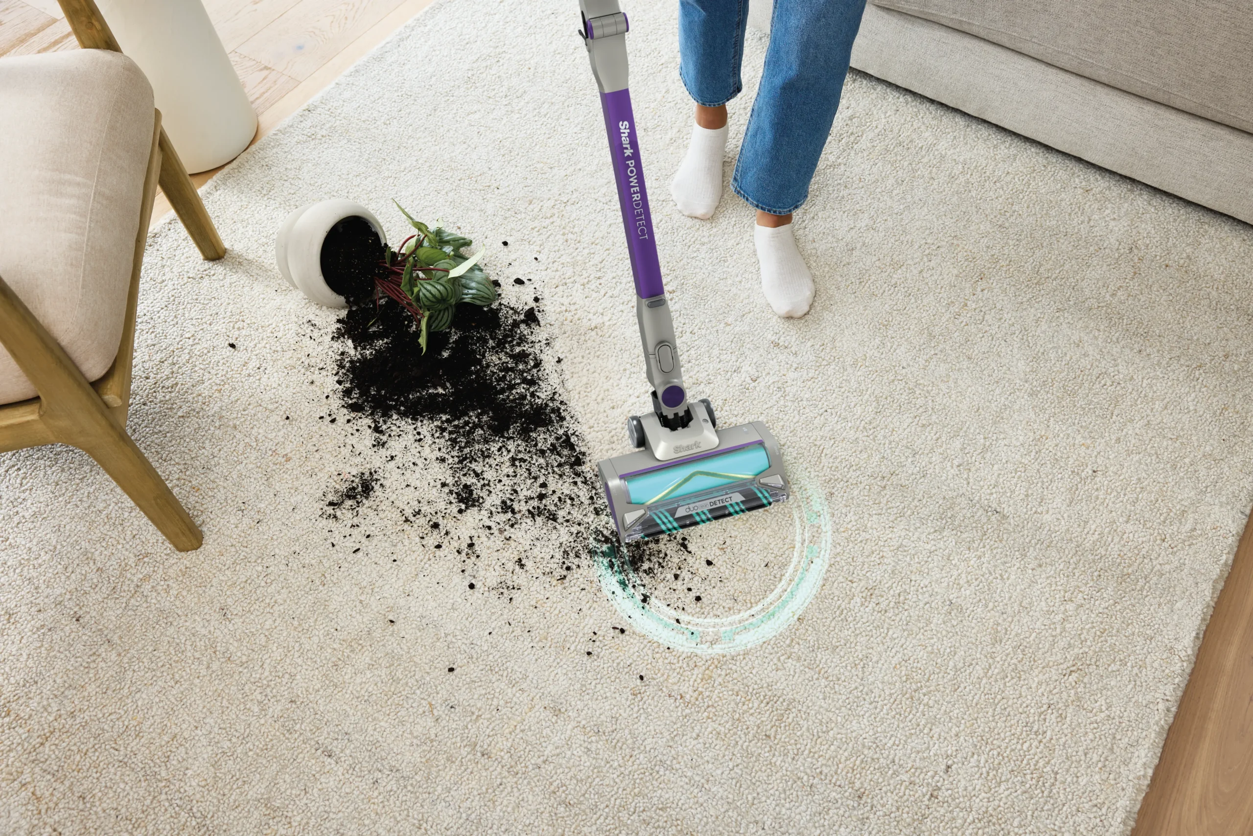 DAT-R_IP1251_UKTEUTMET_InUse_LivingRoom_DirtDetect_Overhead_Woman (1)